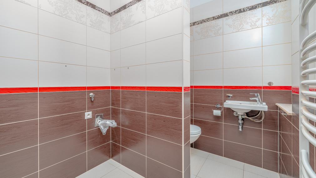 V BLÍZKOSTI ŽELEZNEJ STUDNIČKY - PLNOHODNOTNÝ 3i BYT - PIVNICA - 2x PARKING