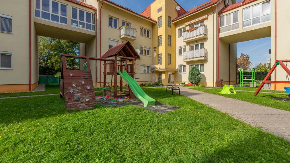 V BLÍZKOSTI OC AVION - VEĽKÝ 2i BYT S LOGGIOU 15M2 - PIVNICA - PARKOVANIE V GARÁŽI