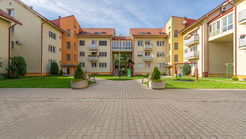 V BLÍZKOSTI OC AVION - VEĽKÝ 2i BYT S LOGGIOU 15M2 - PIVNICA - PARKOVANIE V GARÁŽI