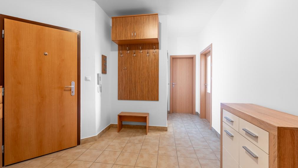 IHNEĎ VOĽNÝ - VEĽKOMETRÁŽNY 2i BYT S VEĽKOU LOGGIOU 15M2 - PIVNICA - PARKOVANIE V GARÁŽI