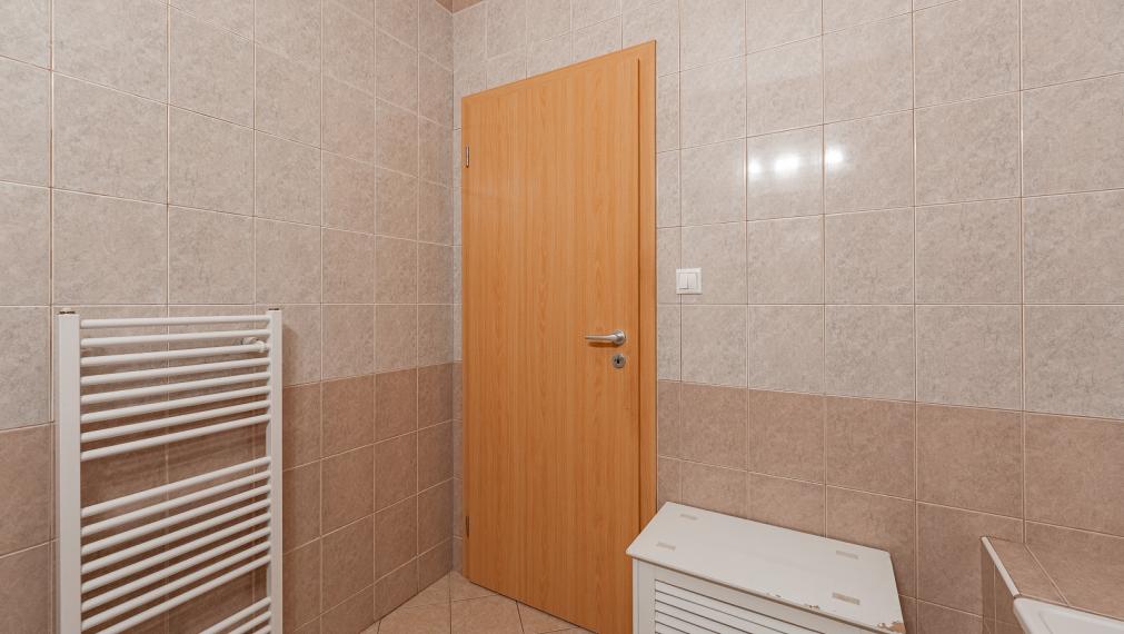 IHNEĎ VOĽNÝ - VEĽKOMETRÁŽNY 2i BYT S VEĽKOU LOGGIOU 15M2 - PIVNICA - PARKOVANIE V GARÁŽI