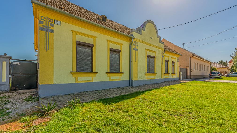 ČAKANY - SAMOSTATNE STOJACI DOM V PÔVODNOM STAVE S POZEMKOM