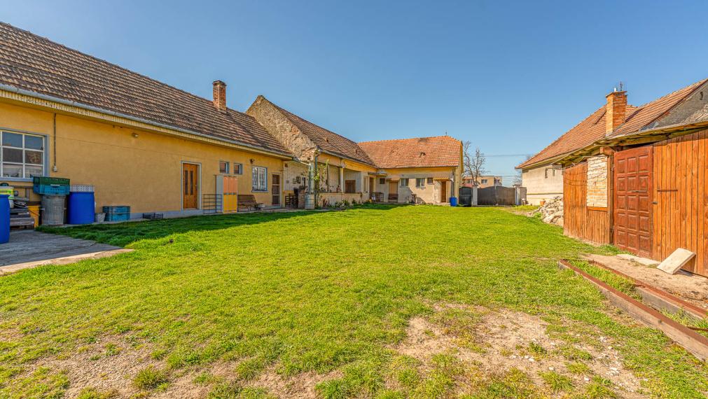ČAKANY - SAMOSTATNE STOJACI DOM V PÔVODNOM STAVE S POZEMKOM