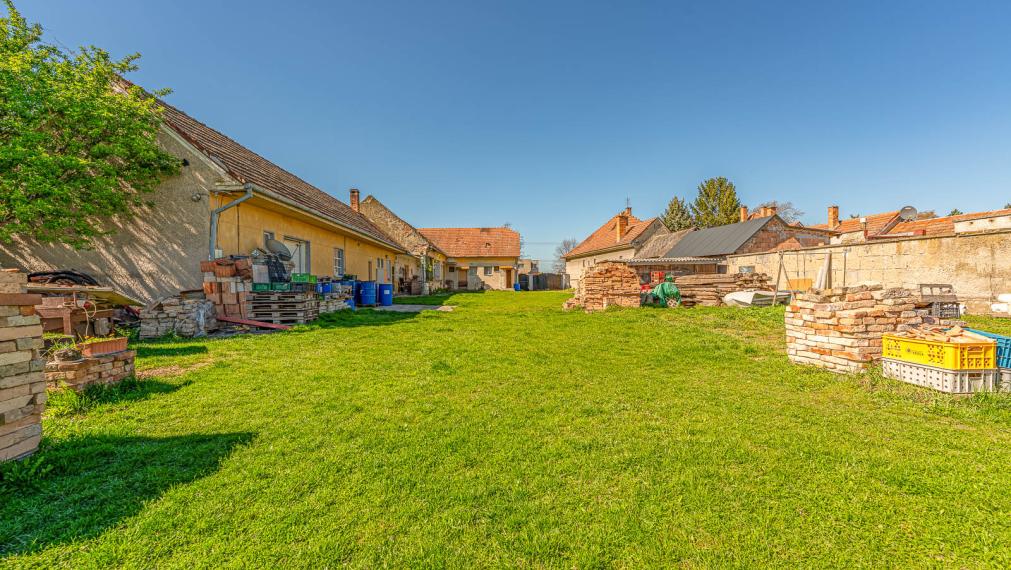 ČAKANY - SAMOSTATNE STOJACI DOM V PÔVODNOM STAVE S POZEMKOM