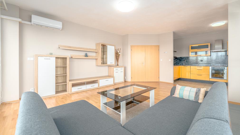 IHNEĎ VOĽNÝ - VEĽKOMETRÁŽNY 2i BYT S VEĽKOU LOGGIOU 15M2 - PIVNICA - PARKOVANIE V GARÁŽI