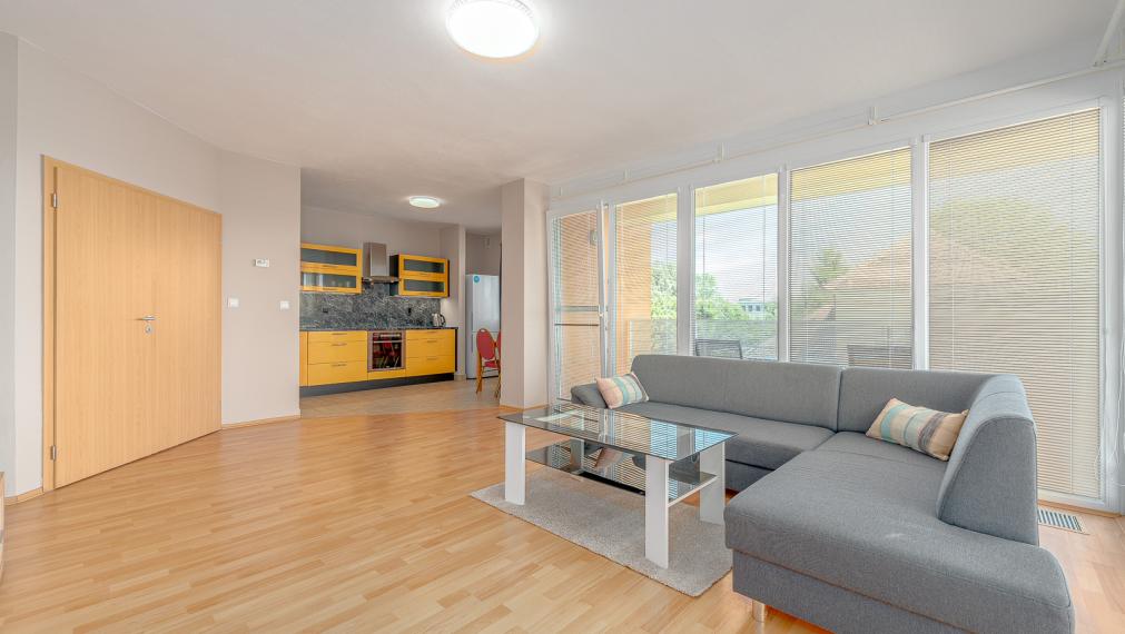 IHNEĎ VOĽNÝ - VEĽKOMETRÁŽNY 2i BYT S VEĽKOU LOGGIOU 15M2 - PIVNICA - PARKOVANIE V GARÁŽI
