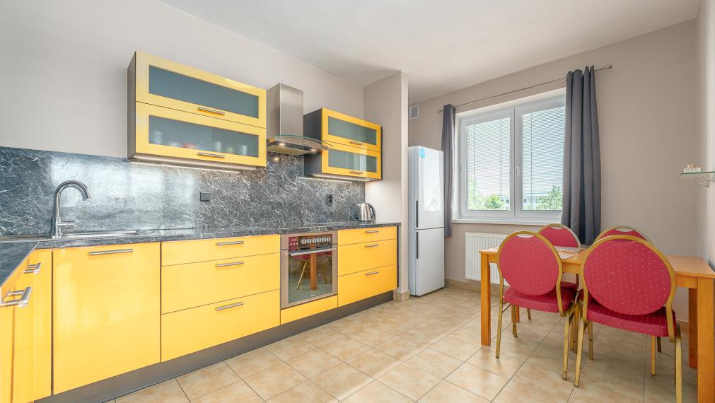 IHNEĎ VOĽNÝ - VEĽKOMETRÁŽNY 2i BYT S VEĽKOU LOGGIOU 15M2 - PIVNICA - PARKOVANIE V GARÁŽI