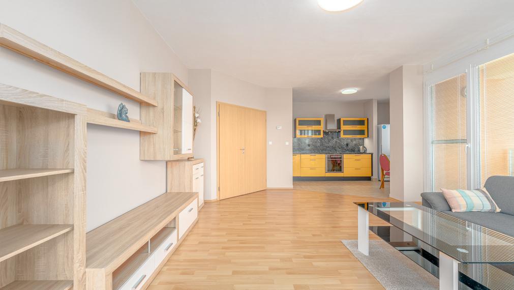 IHNEĎ VOĽNÝ - VEĽKOMETRÁŽNY 2i BYT S VEĽKOU LOGGIOU 15M2 - PIVNICA - PARKOVANIE V GARÁŽI
