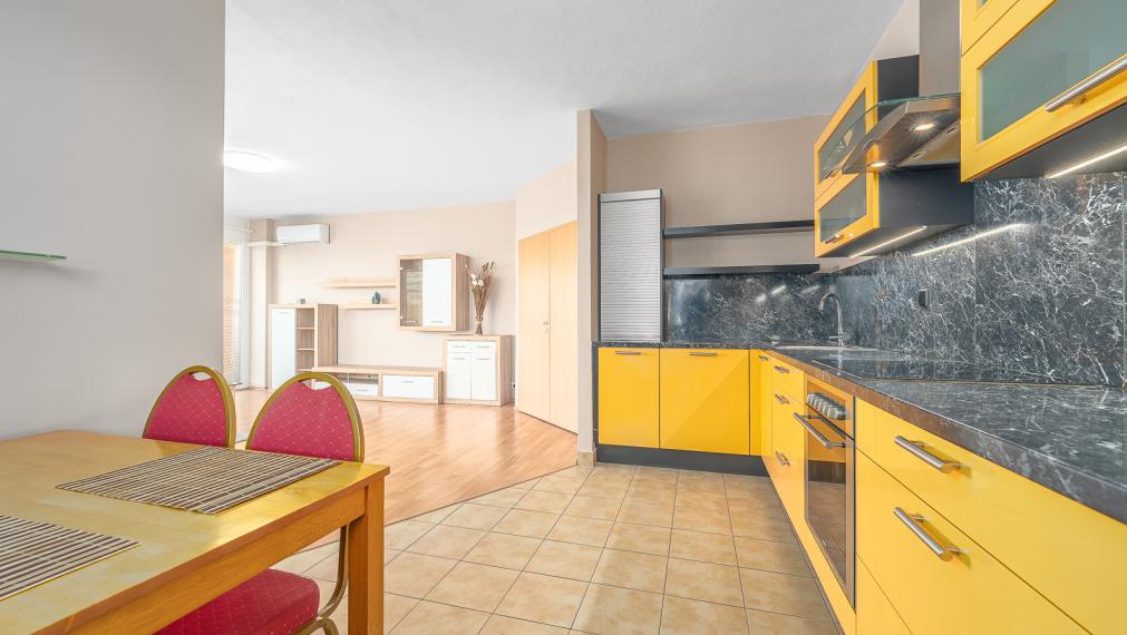 IHNEĎ VOĽNÝ - VEĽKOMETRÁŽNY 2i BYT S VEĽKOU LOGGIOU 15M2 - PIVNICA - PARKOVANIE V GARÁŽI