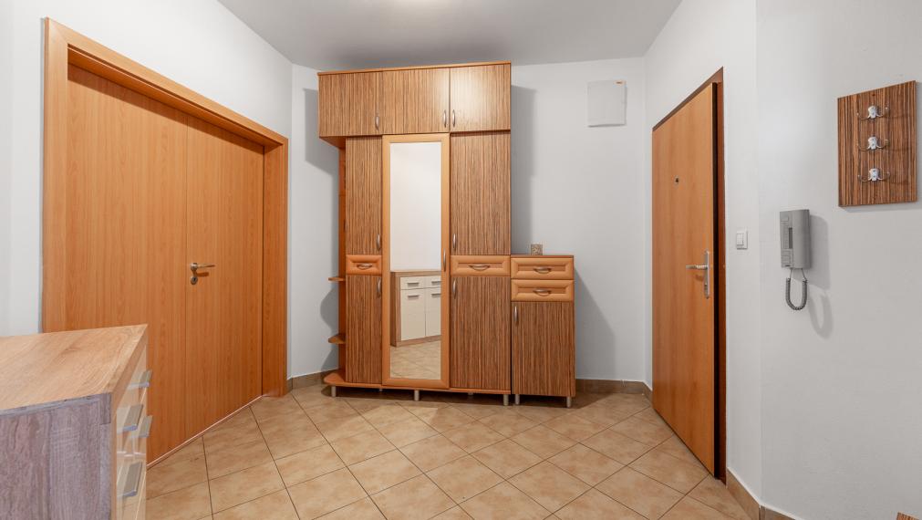 IHNEĎ VOĽNÝ - VEĽKOMETRÁŽNY 2i BYT S VEĽKOU LOGGIOU 15M2 - PIVNICA - PARKOVANIE V GARÁŽI