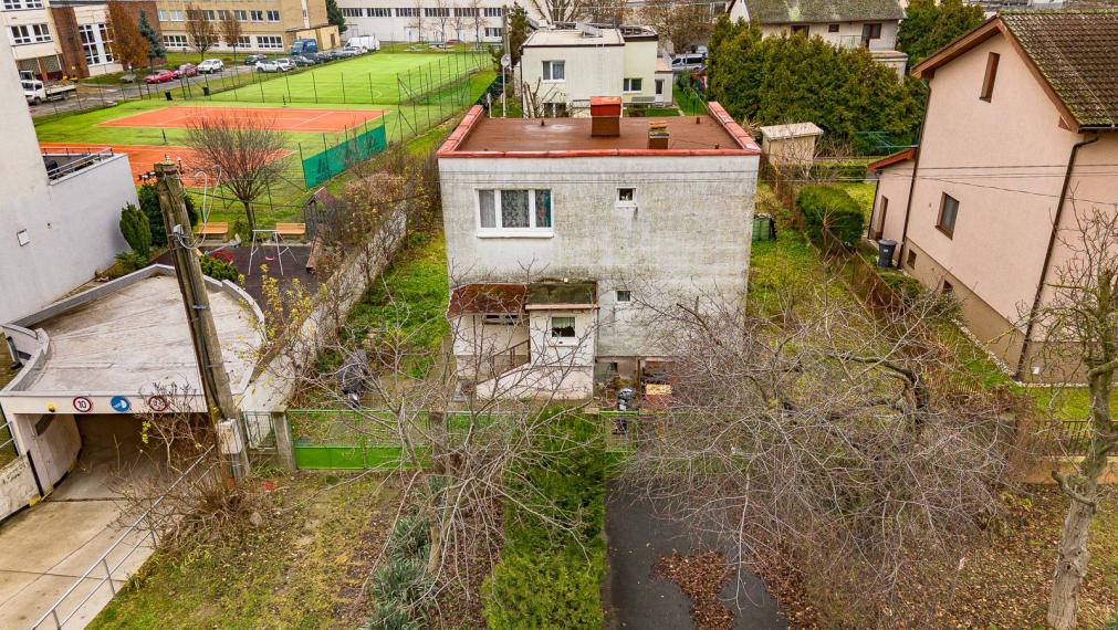 NA KRIŽOVATKÁCH - STAVEBNÝ POZEMOK 686M2 - S RODINNÝM DOMOM - VHODNÝ NA REKONŠTRUKCIU