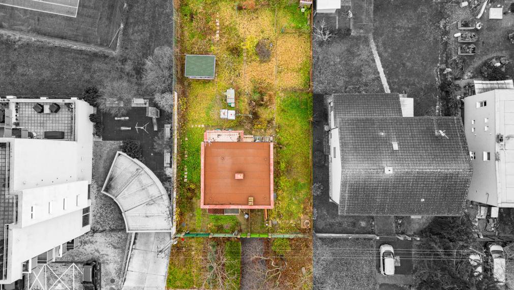 NA KRIŽOVATKÁCH - STAVEBNÝ POZEMOK 686M2 - S RODINNÝM DOMOM - VHODNÝ NA REKONŠTRUKCIU