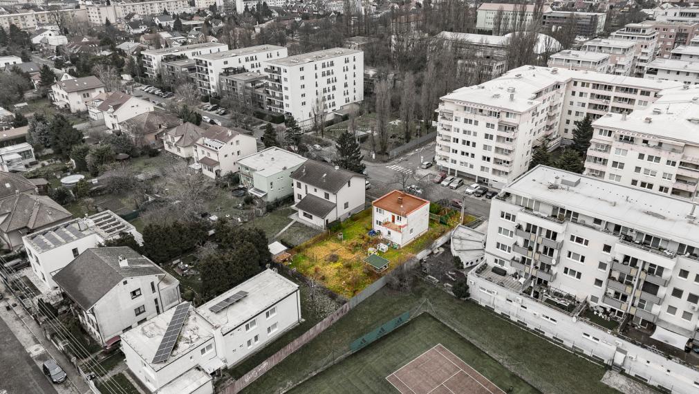 NA KRIŽOVATKÁCH - STAVEBNÝ POZEMOK 686M2 - S RODINNÝM DOMOM - VHODNÝ NA REKONŠTRUKCIU