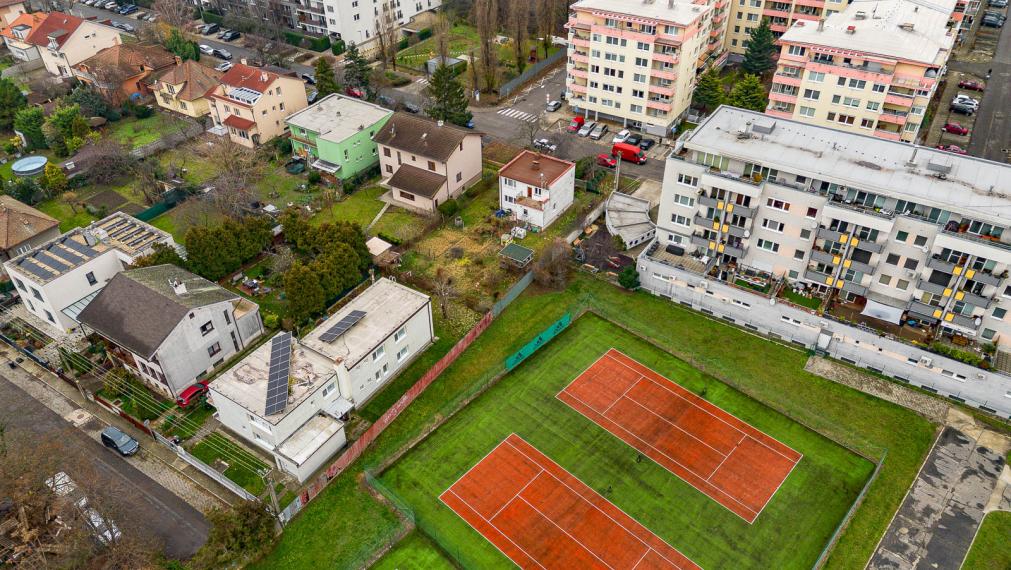 NA KRIŽOVATKÁCH - STAVEBNÝ POZEMOK 686M2 - S RODINNÝM DOMOM - VHODNÝ NA REKONŠTRUKCIU