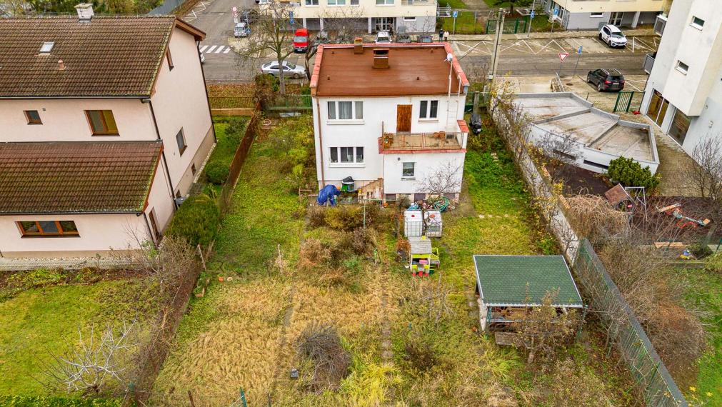 NA KRIŽOVATKÁCH - STAVEBNÝ POZEMOK 686M2 - S RODINNÝM DOMOM - VHODNÝ NA REKONŠTRUKCIU