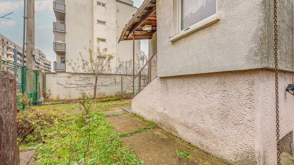 NA KRIŽOVATKÁCH - STAVEBNÝ POZEMOK 686M2 - S RODINNÝM DOMOM - VHODNÝ NA REKONŠTRUKCIU