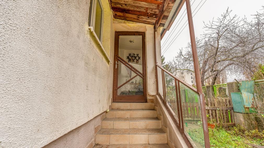 NA KRIŽOVATKÁCH - STAVEBNÝ POZEMOK 686M2 - S RODINNÝM DOMOM - VHODNÝ NA REKONŠTRUKCIU