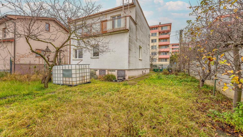NA KRIŽOVATKÁCH - STAVEBNÝ POZEMOK 686M2 - S RODINNÝM DOMOM - VHODNÝ NA REKONŠTRUKCIU