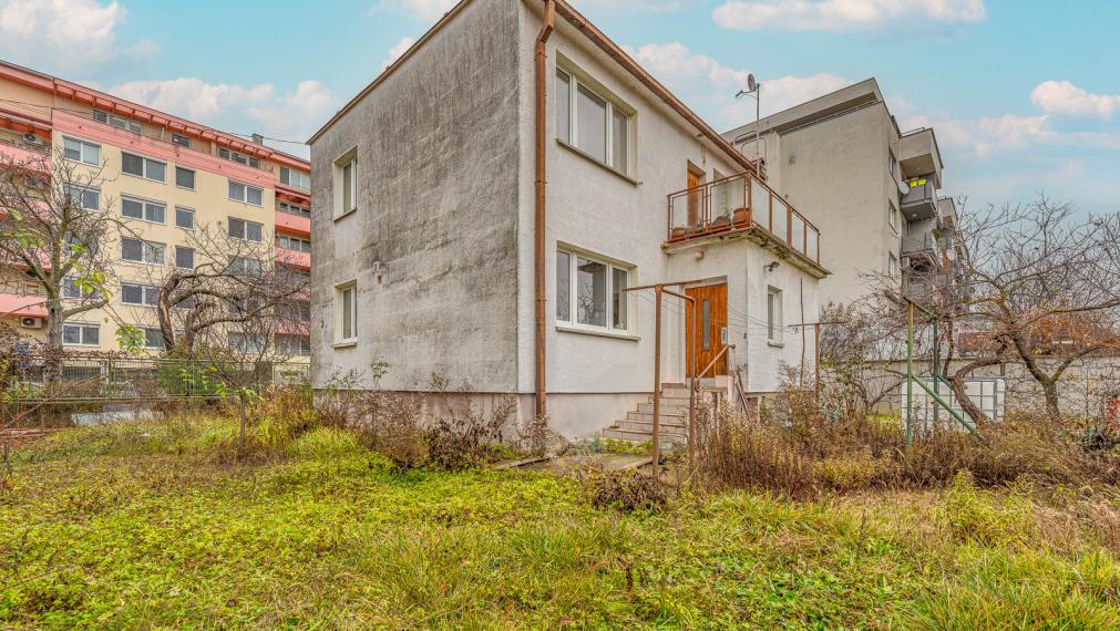 NA KRIŽOVATKÁCH - STAVEBNÝ POZEMOK 686M2 - S RODINNÝM DOMOM - VHODNÝ NA REKONŠTRUKCIU