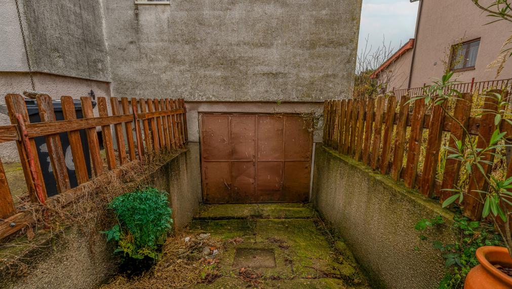 NA KRIŽOVATKÁCH - STAVEBNÝ POZEMOK 686M2 - S RODINNÝM DOMOM - VHODNÝ NA REKONŠTRUKCIU