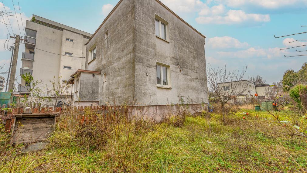 NA KRIŽOVATKÁCH - STAVEBNÝ POZEMOK 686M2 - S RODINNÝM DOMOM - VHODNÝ NA REKONŠTRUKCIU