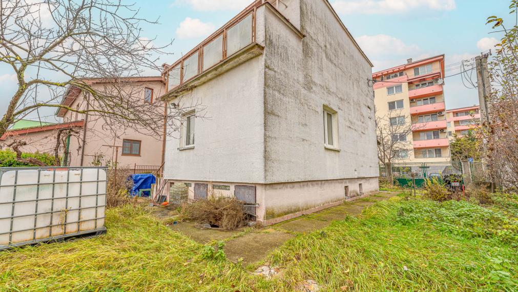 NA KRIŽOVATKÁCH - STAVEBNÝ POZEMOK 686M2 - S RODINNÝM DOMOM - VHODNÝ NA REKONŠTRUKCIU