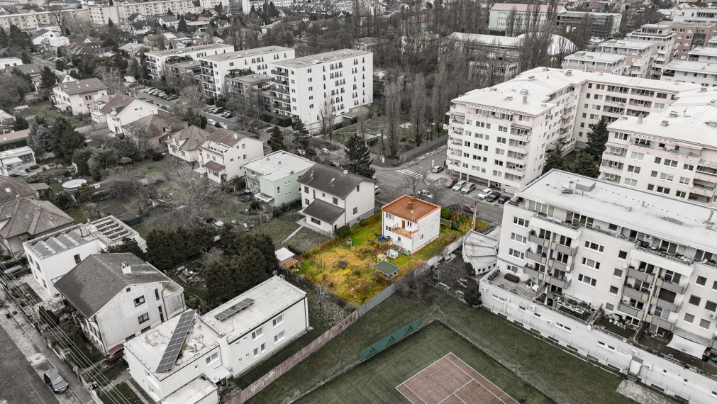 NA KRIŽOVATKÁCH - STAVEBNÝ POZEMOK 686M2 - S RODINNÝM DOMOM - MOŽNOSŤ STAVBY DVOJDOMU