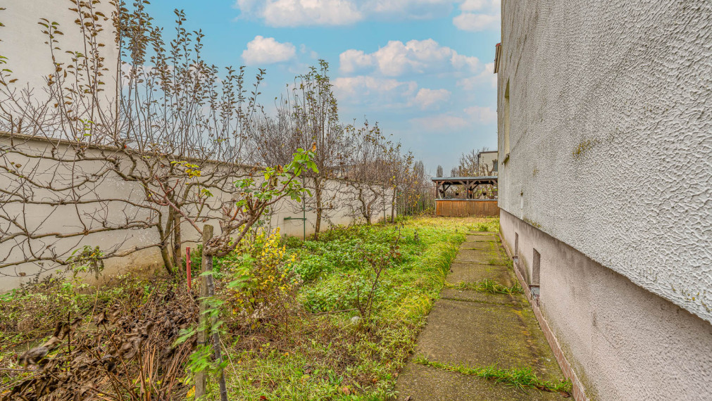 NA KRIŽOVATKÁCH - STAVEBNÝ POZEMOK 686M2 - S RODINNÝM DOMOM - MOŽNOSŤ STAVBY DVOJDOMU