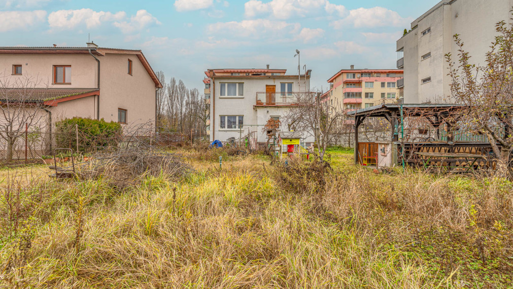 NA KRIŽOVATKÁCH - STAVEBNÝ POZEMOK 686M2 - S RODINNÝM DOMOM - MOŽNOSŤ STAVBY DVOJDOMU