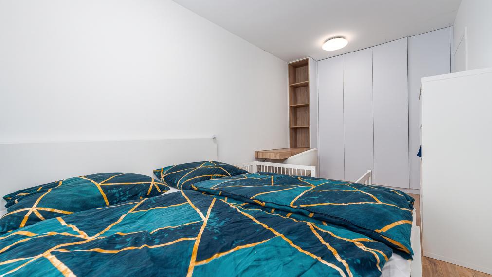 NOVOSTAVBA JARABINKY - MODERNÝ 2i BYT - 2x BALKÓN DO VNÚTROBLOKU - PIVNICA
