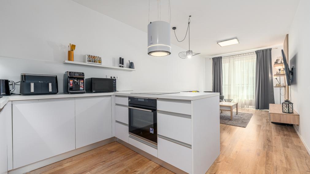 NOVOSTAVBA JARABINKY - MODERNÝ 2i BYT - 2x BALKÓN DO VNÚTROBLOKU - PIVNICA