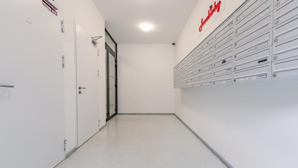 NOVOSTAVBA JARABINKY - MODERNÝ 2i BYT - 2x BALKÓN DO VNÚTROBLOKU - PIVNICA