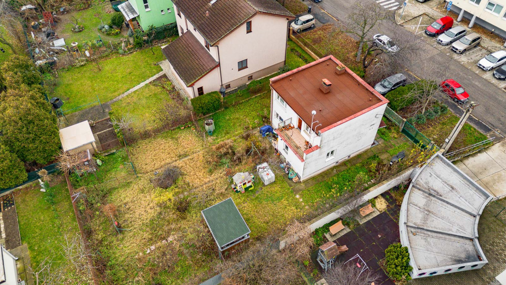 V BLÍZKOSTI OC AVION - STAVEBNÝ POZEMOK 686M2 - S RODINNÝM DOMOM - MOŽNOSŤ STAVBY DVOJDOMU