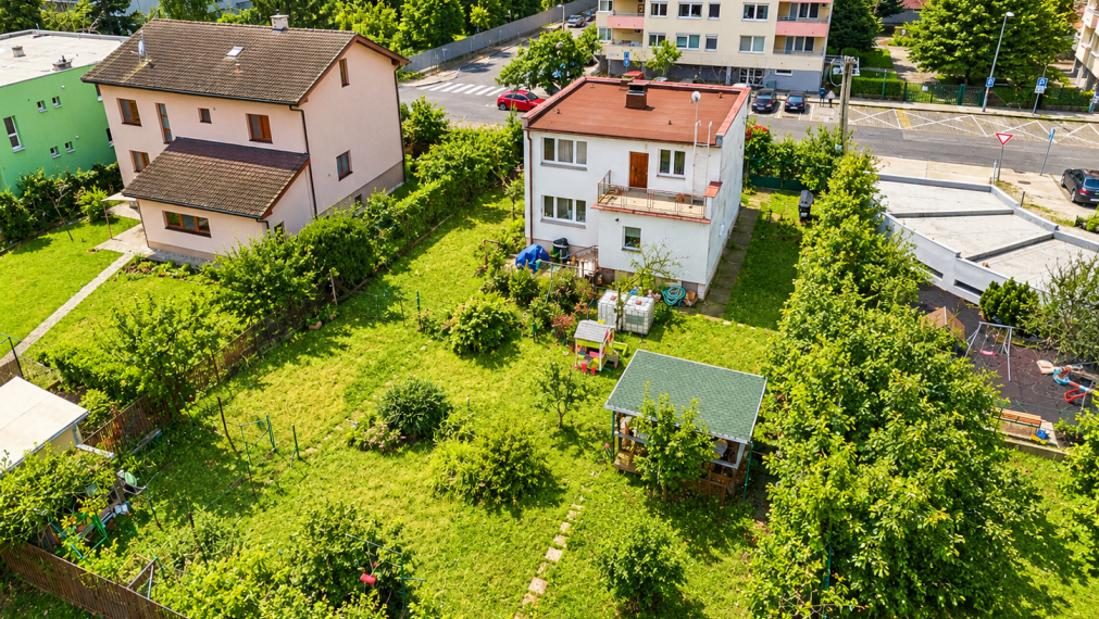 V BLÍZKOSTI OC AVION - STAVEBNÝ POZEMOK 686M2 - S RODINNÝM DOMOM - MOŽNOSŤ STAVBY DVOJDOMU