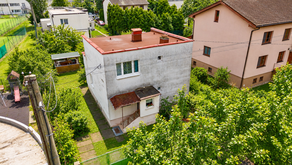 V BLÍZKOSTI OC AVION - STAVEBNÝ POZEMOK 686M2 - S RODINNÝM DOMOM - MOŽNOSŤ STAVBY DVOJDOMU