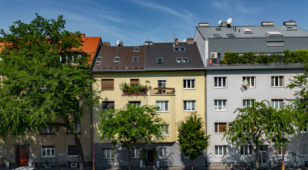 REZERVOVANÉ ! ATELIÉR S DREVENÝMI TRÁMAMI - TEHLOVÝ DOM - ORIENTÁCIA NA 2 SVETOVÉ STRANY