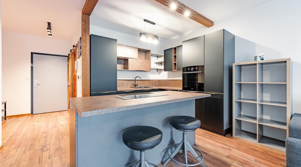 REZERVOVANÉ ! MODERNÝ DIZAJNOVO RIEŠENÝ 1i BYT S VEĽKOU LOGGIOU - VONKAJŠIE PARKOVANIE - PIVNICA