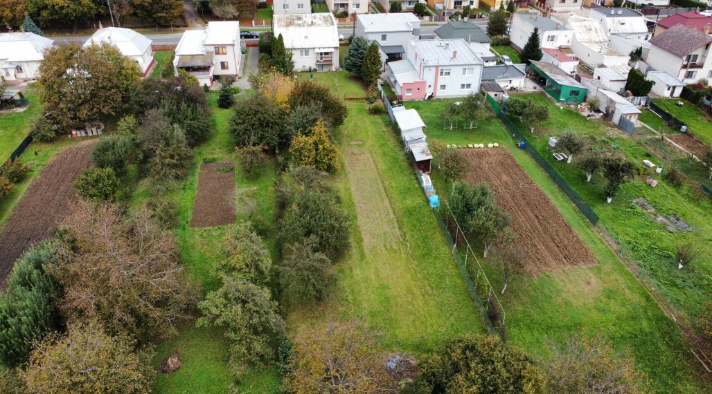 MICHALOVCE - SAMOSTATNE STOJACI 6i RD - PODPIVNIČENÝ - POZEMOK 1824M2