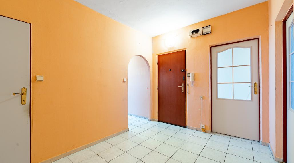 STAVBÁRSKA ul. - VEĽKÝ 2i BYT SO ZASKLENNOU LOGGIOU A PIVNICOU - OTOČENÝ NA 2 SVETOVÉ STRANY