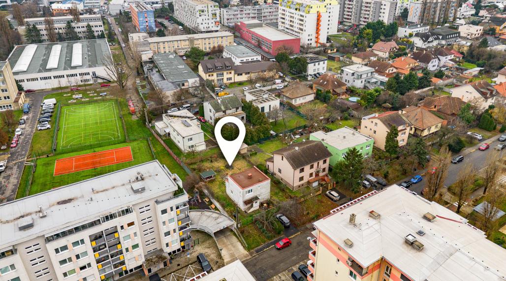 NA KRIŽOVATKÁCH - STAVEBNÝ POZEMOK 686M2 - S RODINNÝM DOMOM