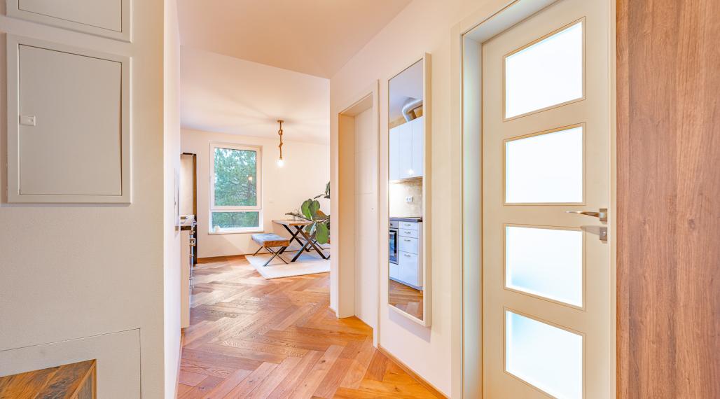 NOVOSTAVBA SOFORA - SLNEČNÝ 2i BYT S LOGGIOU A PIVNICOU OTOČENÝ DO PARKU - PARKOVACIE MIESTO V GARÁŽI