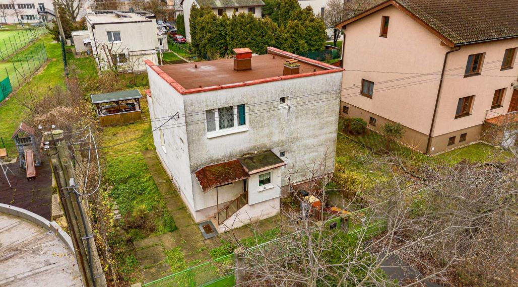 STARŠÍ RODINNÝ DOM NA REKONŠTRUKCIU VO VÝBORNEJ LOKALITE RUŽINOVA - TRNÁVKA