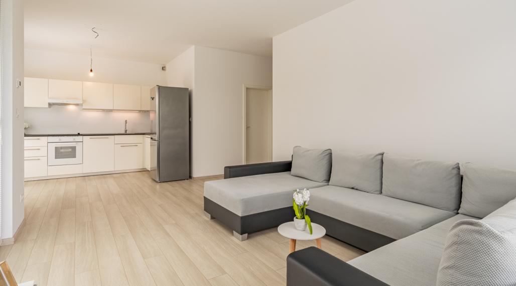 KRÁSNY 2i BYT V REZIDENČNEJ ČASTI TRI VODY - S PREDZÁHRADKOU - PIVNICA