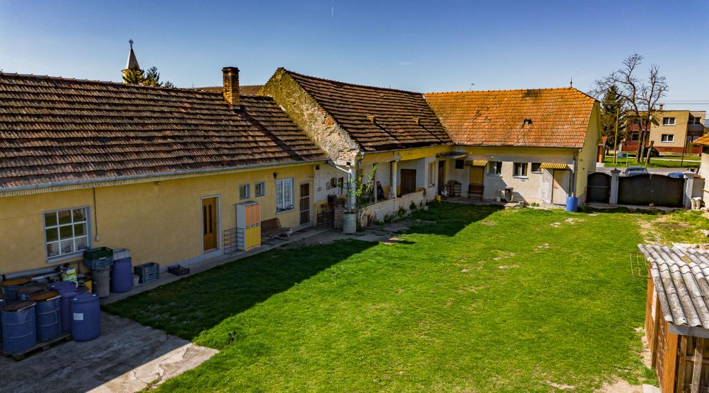 ČAKANY - SAMOSTATNE STOJACI DOM S VEĽKÝM POZEMKOM - MOŽNOSŤ VYUŽITIA AJ NA PODNIKANIE