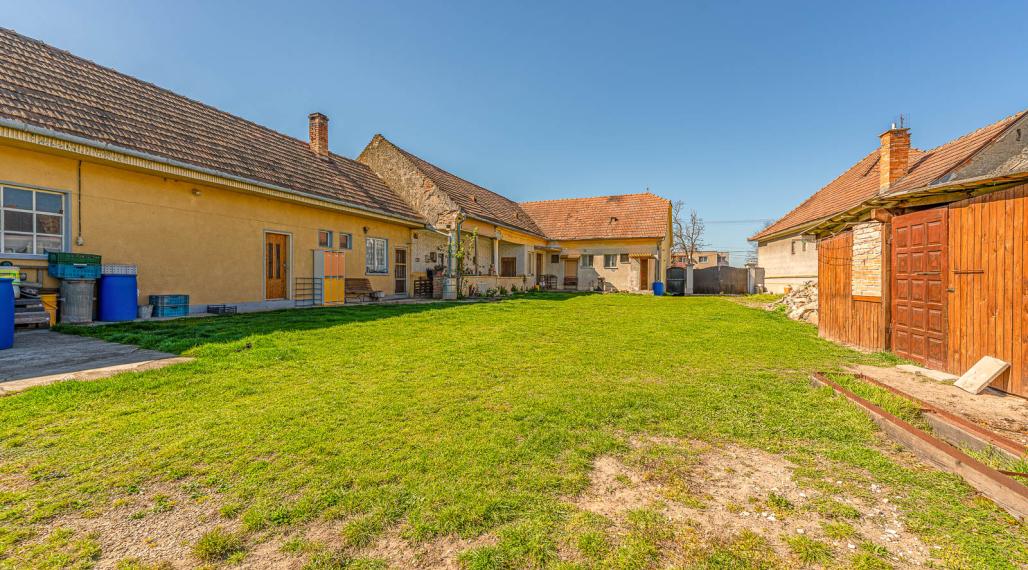 ČAKANY - SAMOSTATNE STOJACI DOM S VEĽKÝM POZEMKOM - MOŽNOSŤ VYUŽITIA AJ NA PODNIKANIE