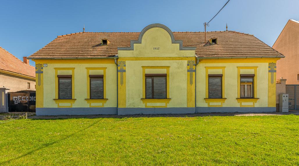 ČAKANY - SAMOSTATNE STOJACI DOM V PÔVODNOM STAVE S POZEMKOM