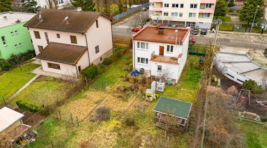 NA KRIŽOVATKÁCH - STAVEBNÝ POZEMOK 686M2 - S RODINNÝM DOMOM - VHODNÝ NA REKONŠTRUKCIU