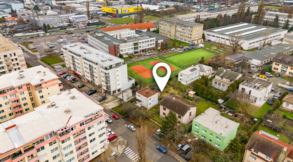 NA KRIŽOVATKÁCH - STAVEBNÝ POZEMOK 686M2 - S RODINNÝM DOMOM - MOŽNOSŤ STAVBY DVOJDOMU