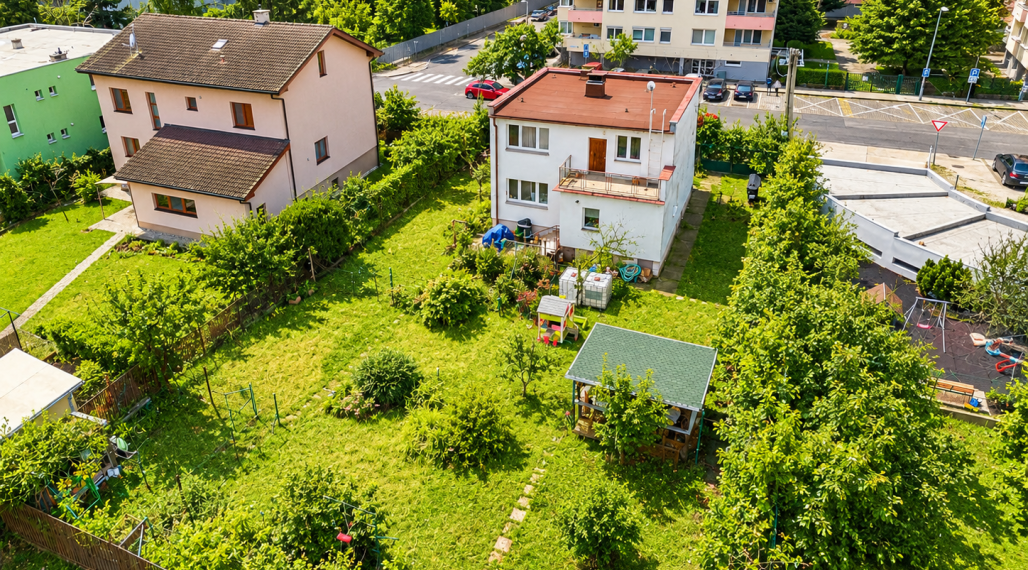 V BLÍZKOSTI OC AVION - STAVEBNÝ POZEMOK 686M2 - S RODINNÝM DOMOM - MOŽNOSŤ STAVBY DVOJDOMU