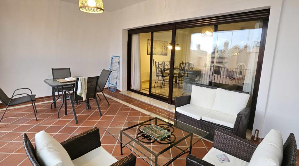 Priestranný 4-izbový radový dom s terasami, s výhľadom na more a garážou – Las Villas de Santa María, Estepona